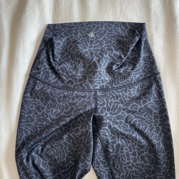 lululemon black and grey printed high-waisted fold down leggings - Picture 4 of 4